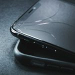 スマホの電源は付いてるのに画面が真っ暗で付かない時の対処法