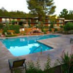 プールでもスマホを持ち歩くメリットは？注意点と防水対策は？